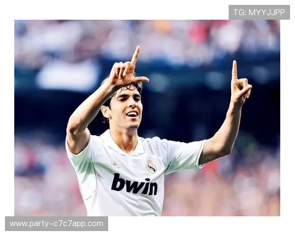 足球场上的风采：帅气球星头像汇集，展现足坛英姿与魅力